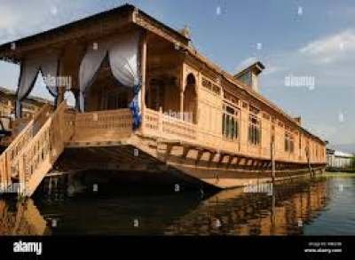 DELUXE HOUSEBOAT